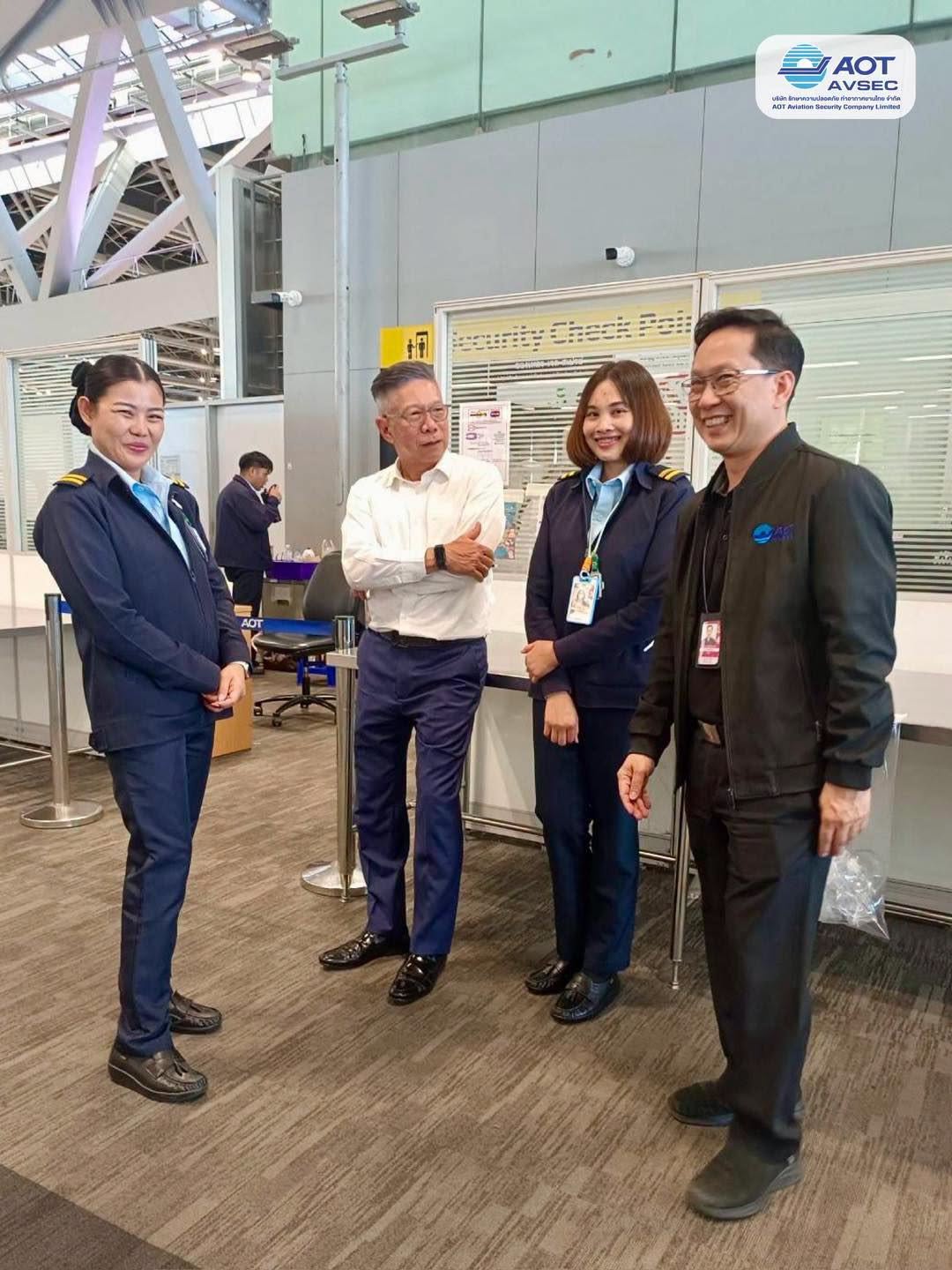 คุณกาญจน์ ทองใหญ่ รักษาการรองกรรมการผู้จัดการสายงานปฏิบัติการ (รก.รปก.) ลงพื้นที่ตรวจเยี่ยมการปฏิบัติงานของพนักงานฝ่ายปฏิบัติการท่าอากาศยานสุวรรณภูมิ ณ จุดปฏิบัติงานต่างๆ