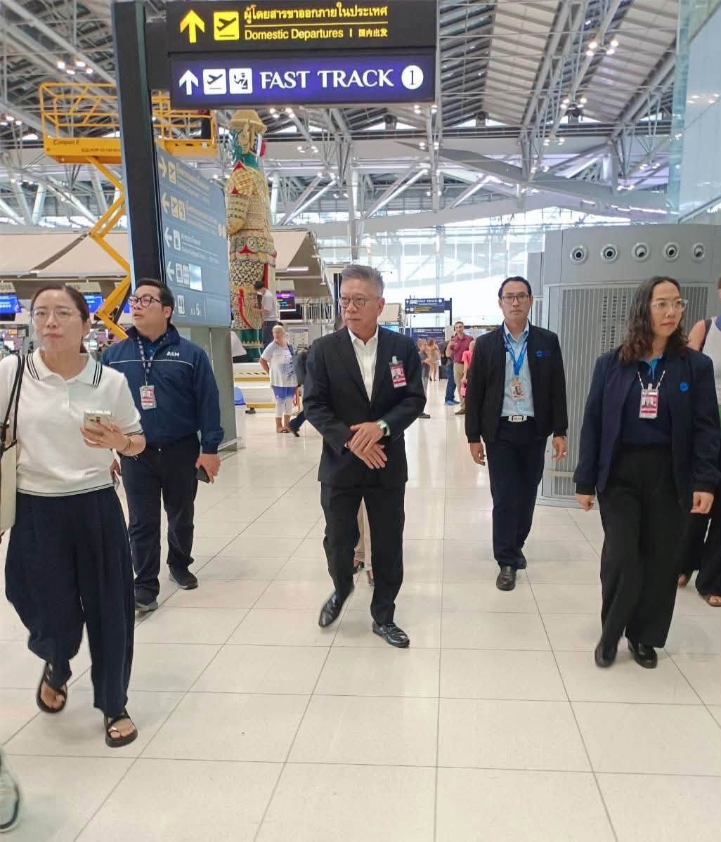 คุณกาญจน์ ทองใหญ่ รักษาการรองกรรมการผู้จัดการสายงานปฏิบัติการ (รก.รปก.) พร้อมด้วยทีมงานฝ่ายปฏิบัติการ ท่าอากาศยานสุวรรณภูมิ (ฝสภ.) ลงพื้นที่ติดตามการปฏิบัติงานของพนักงาน ณ จุดปฏิบัติงานต่าง ๆ ภายในท่าอากาศยานสุวรรณภูมิ
