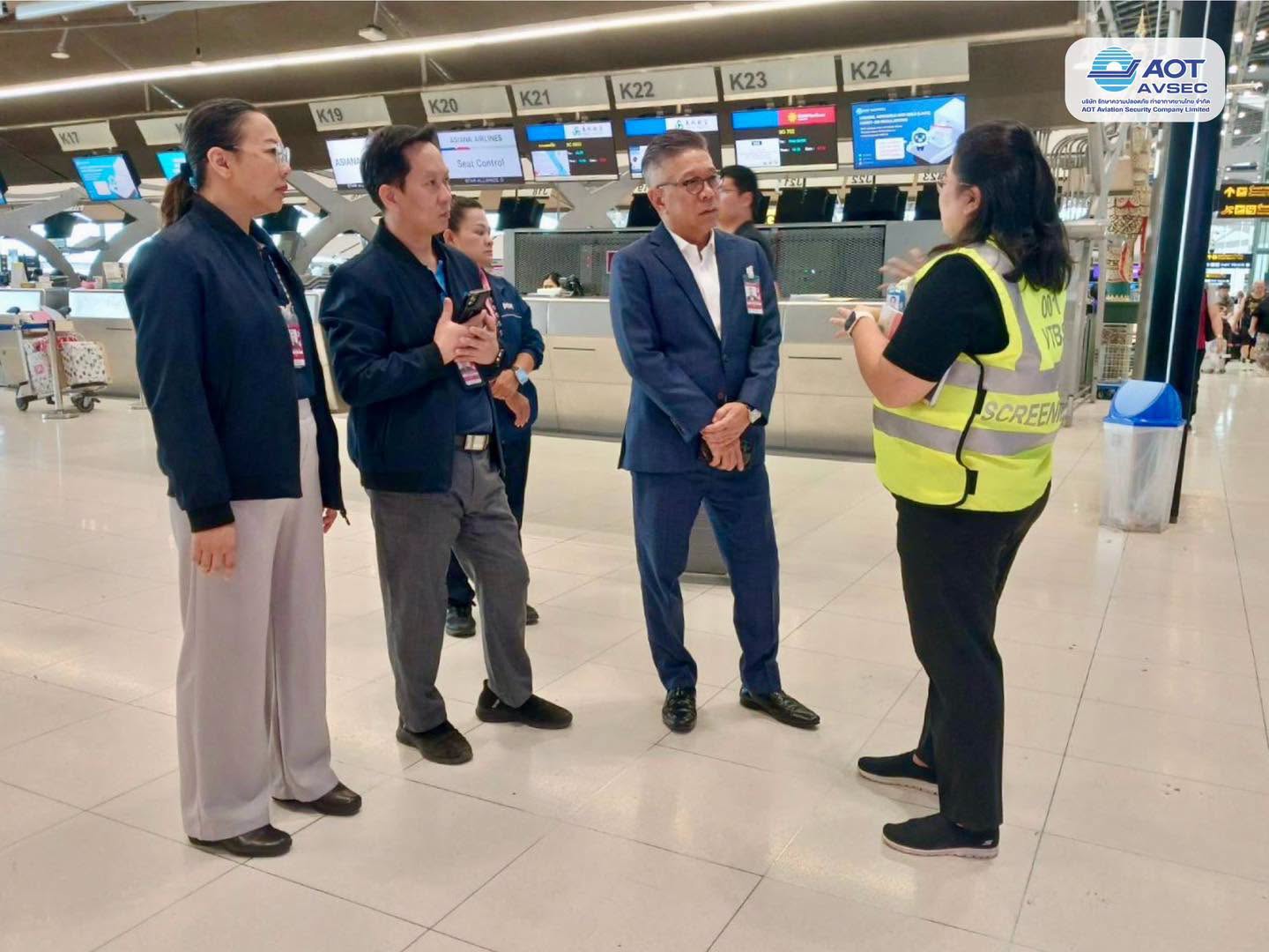 คุณกาญจน์ ทองใหญ่ รักษาการรองกรรมการผู้จัดการสายงานปฏิบัติการ (รก.รปก.) ลงพื้นที่ติดตามการปฏิบัติงานของพนักงาน ณ จุดปฏิบัติงานต่าง ๆ ภายในท่าอากาศยานสุวรรณภูมิ