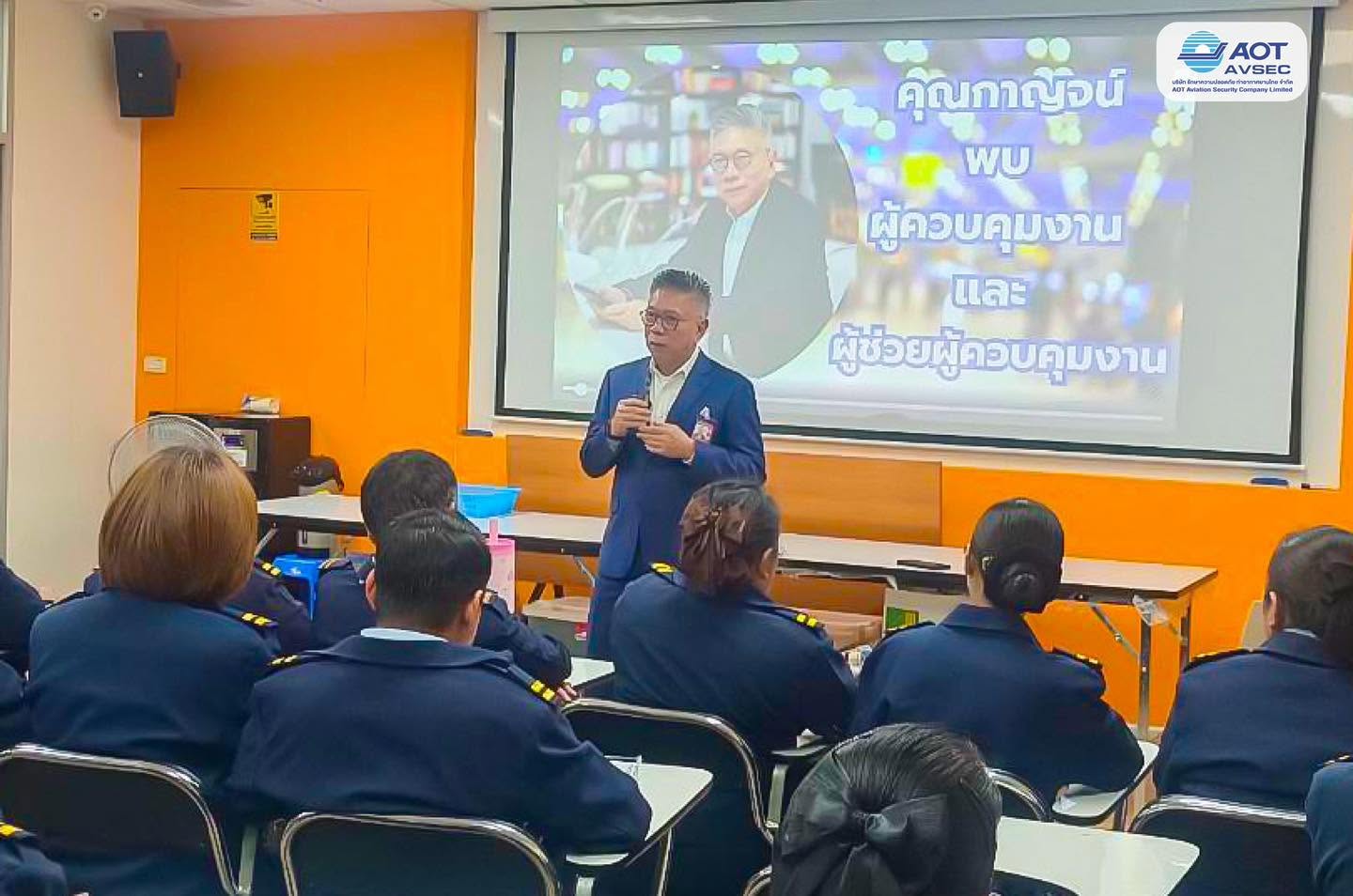 บรท. ฝ่ายปฏิบัติการท่าอากาศยานสุวรรณภูมิ (ฝสภ.) ได้จัดพิธีประดับเครื่องหมายพนักงานตรวจค้นที่ได้รับการปรับเลื่อนตำแหน่ง ต่อเนื่องเป็นวันที่ 2