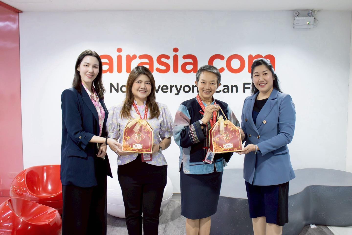 บรท. มอบส้มตรุษจีนให้แก่ลูกค้าสายการบิน