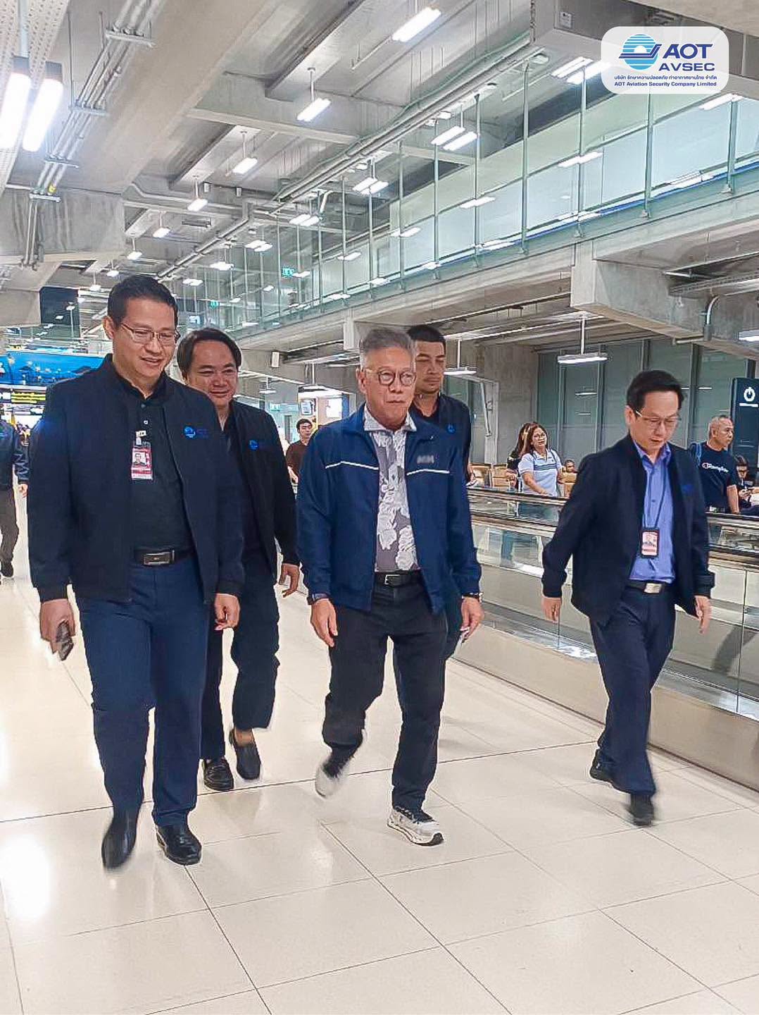 คุณกาญจน์ ทองใหญ่ รักษาการรองกรรมการผู้จัดการสายงานปฏิบัติการ (รก.รปก.) ลงพื้นที่ตรวจเยี่ยมและติดตามการปฏิบัติงานของพนักงาน ณ จุดปฏิบัติงานต่าง ๆ ภายในท่าอากาศยานสุวรรณภูมิ