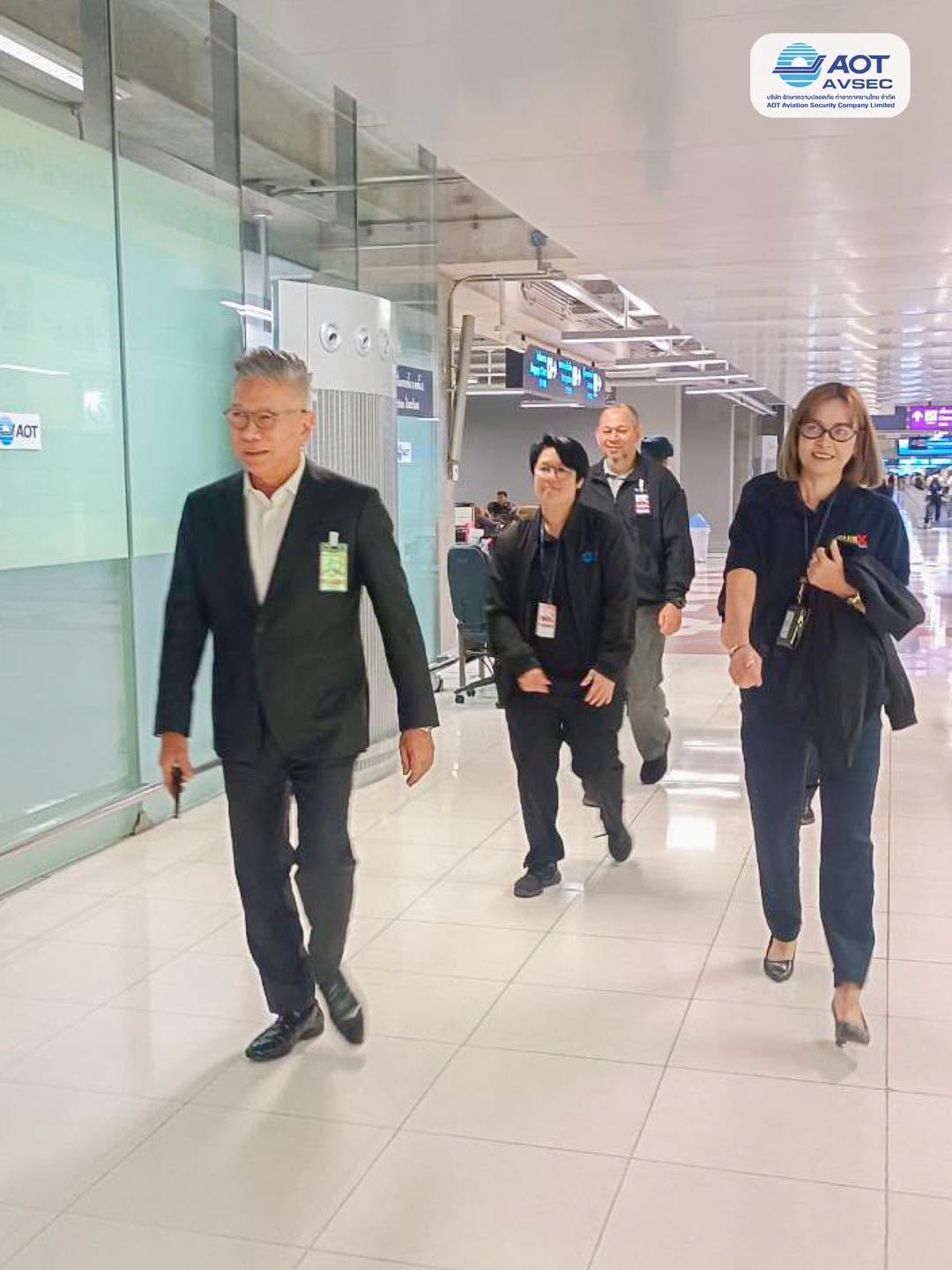 คุณกาญจน์ ทองใหญ่ รักษาการรองกรรมการผู้จัดการสายงานปฏิบัติการ (รก.รปก.) ลงพื้นที่ตรวจเยี่ยมการปฏิบัติงานของพนักงาน ณ จุดปฏิบัติงานต่าง ๆ ภายในท่าอากาศยานสุวรรณภูมิ