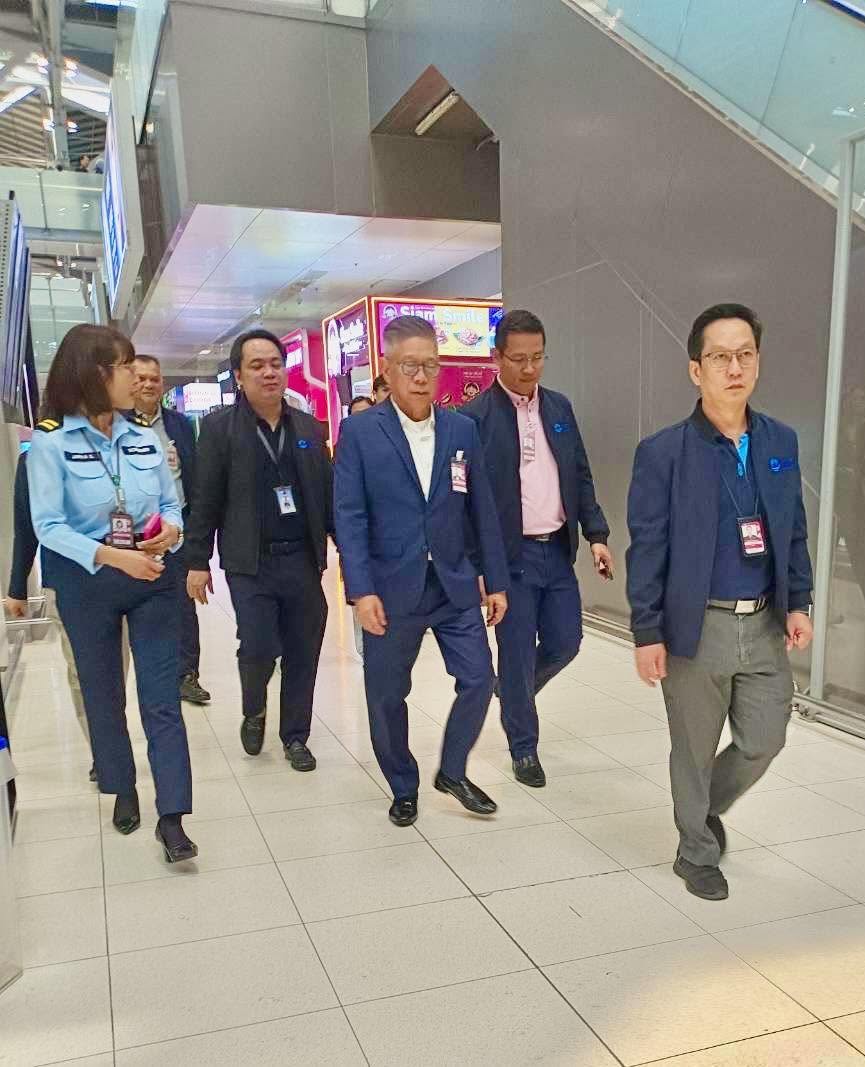 คุณกาญจน์ ทองใหญ่ รักษาการรองกรรมการผู้จัดการสายงานปฏิบัติการ (รก.รปก.) ลงพื้นที่ตรวจเยี่ยมการปฏิบัติงานของพนักงานฝ่ายปฏิบัติการท่าอากาศยานสุวรรณภูมิ (ฝสภ.)