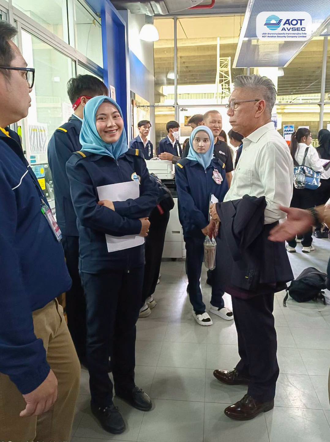 คุณกาญจน์ ทองใหญ่ รักษาการรองกรรมการผู้จัดการสายงานปฏิบัติการ (รก.รปก.) ลงพื้นที่ตรวจเยี่ยมและติดตามการปฏิบัติงานของพนักงาน ณ จุดปฏิบัติงานต่าง ๆ ภายในท่าอากาศยานสุวรรณภูมิอย่างต่อเนื่อง