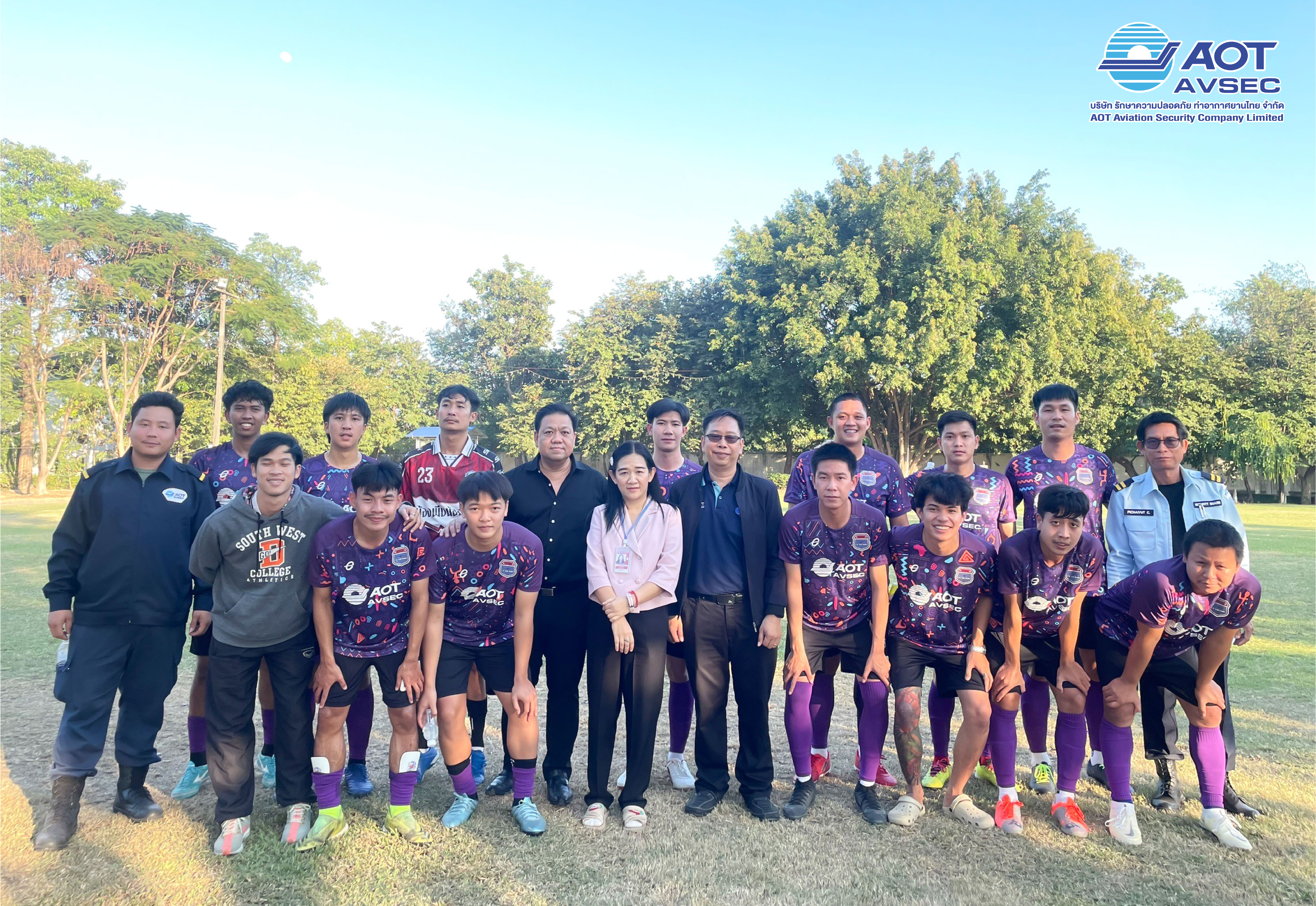 พ.อ.มนต์ธรกิตติ์ รูปขจร รก.กกจ. และ คุณวีระพันธ์ พวงมาลัย จชม. ร่วมชมการแข่งขัน และให้กำลังใจพนักงานฝ่ายปฏิบัติการท่าอากาศยานเชียงใหม่ ในการแข่งขันกีฬาสามัคคีสัมพันธ์สนามบินเชียงใหม่ ประจำปี 2567