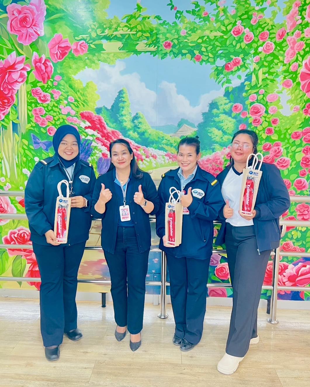 ส่งมอบของรางวัลแก่ผู้โชคดี ซึ่งเป็นพนักงาน บรท. ที่ปฏิบัติงาน ณ ท่าอากาศยาหาดใหญ่