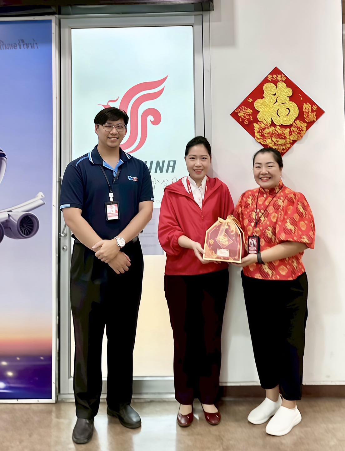 บรท. ฝ่ายปฏิบัติการท่าอากาศยานเชียงใหม่ มอบส้มให้แก่ลูกค้าสายการบินประจำท่าอากาศยานเชียงใหม่ เนื่องในเทศกาลตรุษจีน