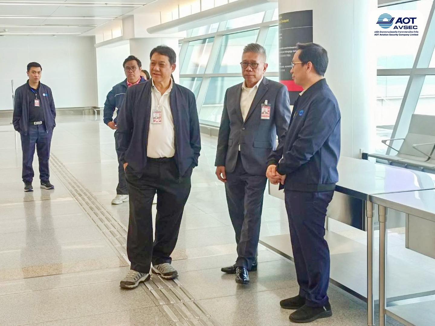 คุณสุรช ล่ำซำ กรรมการ บริษัท รักษาความปลอดภัย ท่าอากาศยานไทย จำกัด และ คุณกาญจน์ ทองใหญ่ รักษาการรองกรรมการผู้จัดการสายงานปฏิบัติการ (รก.รปก.) ได้ลงพื้นที่ภายในท่าอากาศยานสุวรรณภูมิ