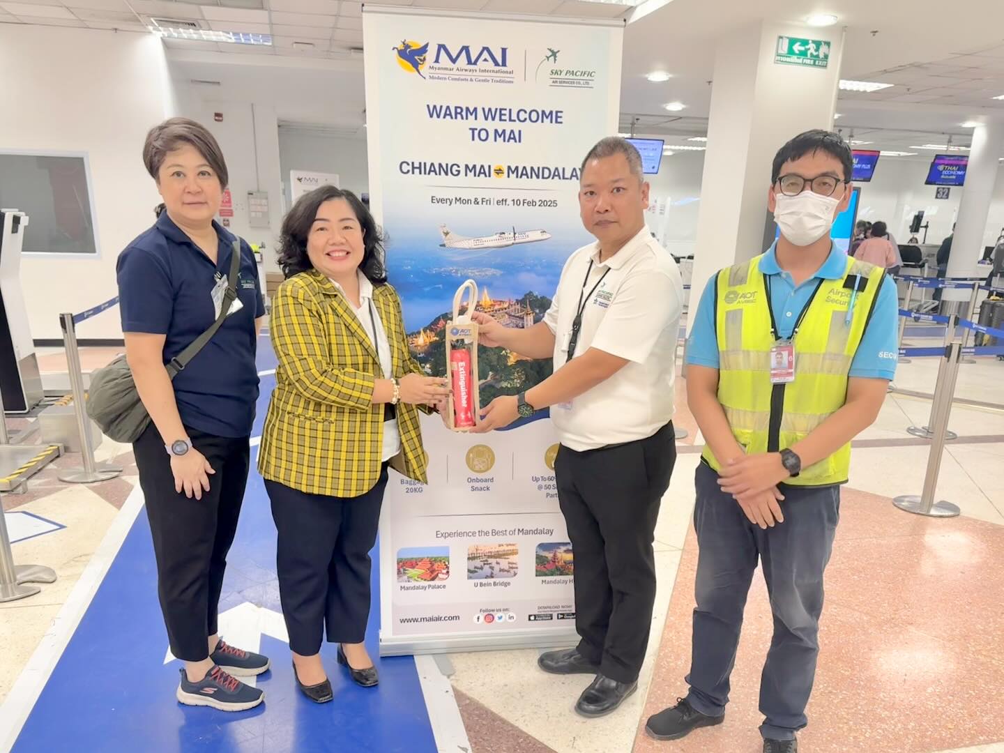 บรท. ฝ่ายปฏิบัติการท่าอากาศยานเชียงใหม่ โดยคุณอรพรรณ คำลาพิช ผู้จัดการงานกะ แผนกรักษาความปลอดภัยทั่วไป เข้าร่วมแสดงความยินดีแก่ สายการบิน Myanmar Airways International