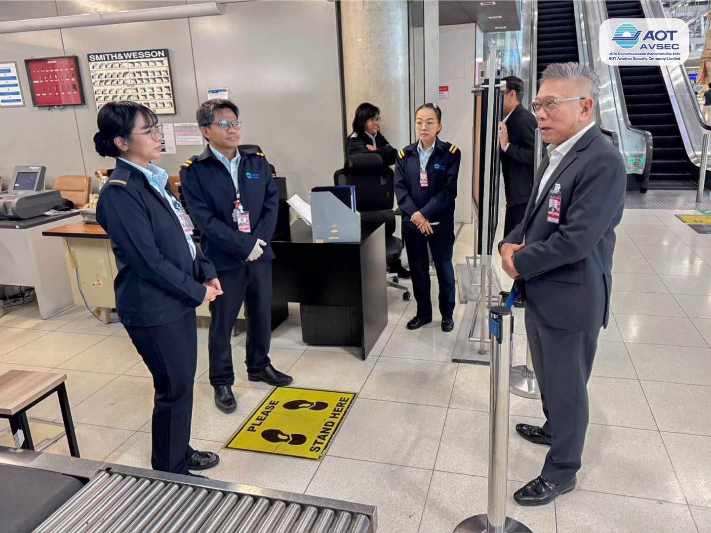 คุณกาญจน์ ทองใหญ่ รักษาการรองกรรมการผู้จัดการสายงานปฏิบัติการ (รก.รปก.) ลงพื้นที่ตรวจเยี่ยมการปฏิบัติงานของพนักงานฝ่ายปฏิบัติการท่าอากาศยานสุวรรณภูมิ ณ จุดปฏิบัติงานต่าง ๆ