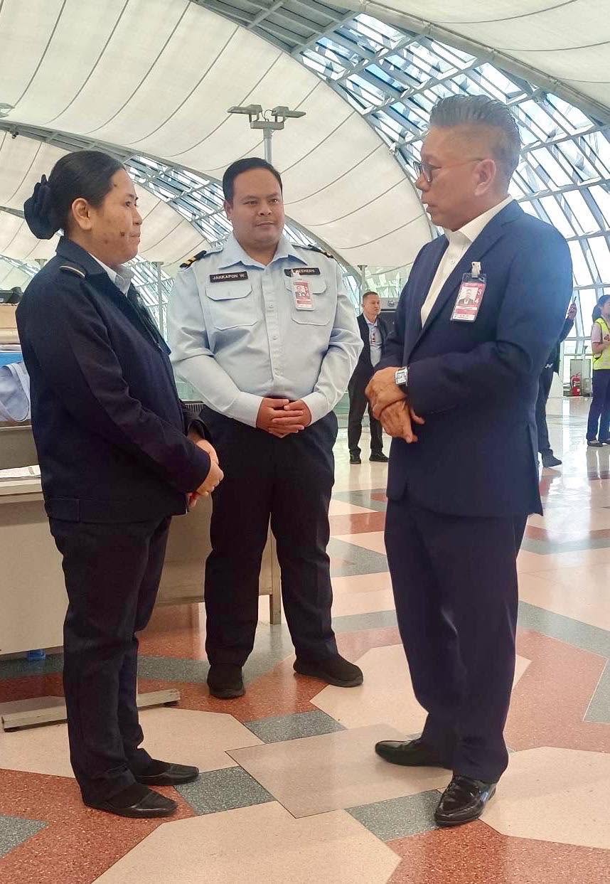 คุณกาญจน์ ทองใหญ่ รักษาการรองกรรมการผู้จัดการสายงานปฏิบัติการ (รก.รปก.) ลงพื้นที่ตรวจเยี่ยมการปฏิบัติงานของพนักงานฝ่ายปฏิบัติการท่าอากาศยานสุวรรณภูมิ (ฝสภ.)
