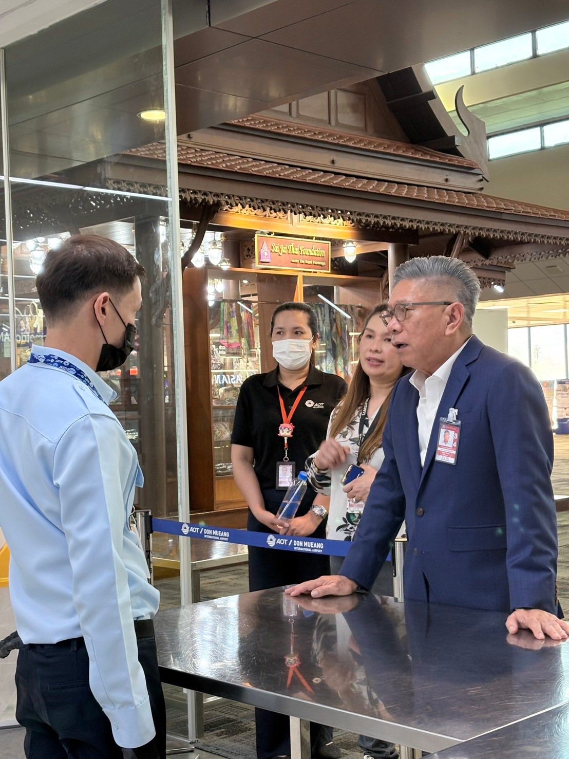 คุณกาญจน์ ทองใหญ่ รักษาการรองกรรมการผู้จัดการสายงานปฏิบัติการ (รก.รปก.) ลงพื้นที่ตรวจเยี่ยมการปฏิบัติงานของพนักงานฝ่ายปฏิบัติการท่าอากาศยานดอนเมือง (ฝดม.)