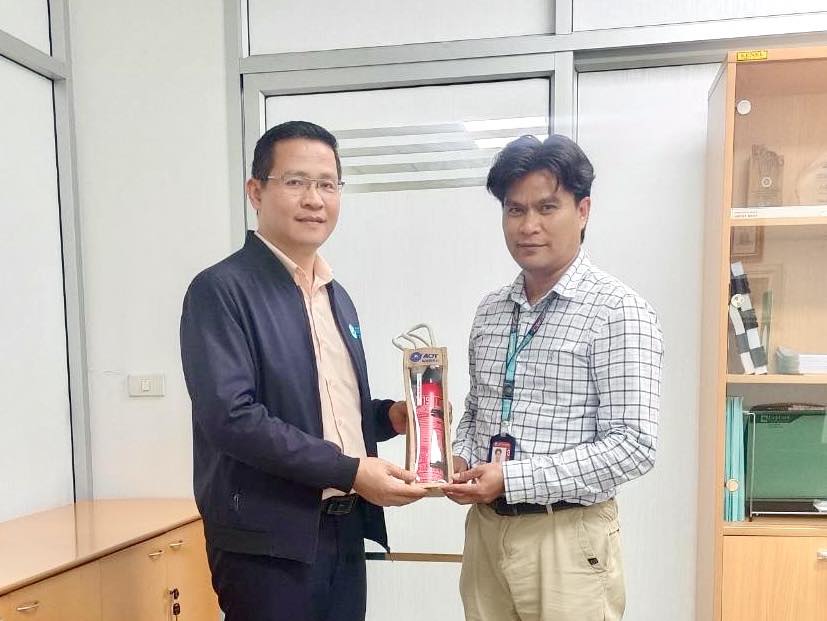 ภาพการมอบของรางวัลให้กับผู้โชคดี จากการร่วมกิจกรรมวันคล้ายวันก่อตั้ง 6 ปี บรท.