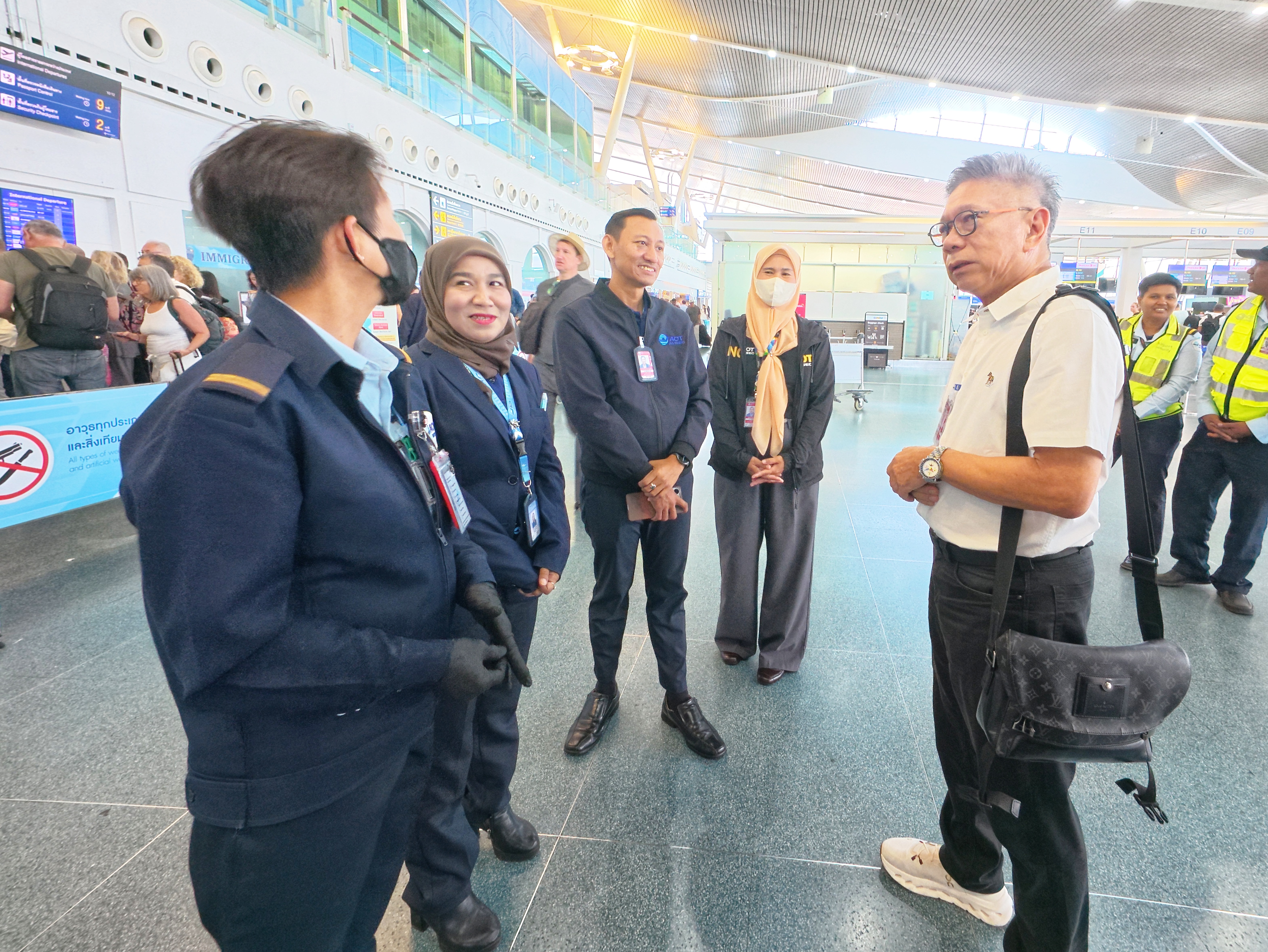 คุณกาญจน์ ทองใหญ่ รักษาการรองกรรมการผู้จัดการสายงานปฏิบัติการ (รก.รปก.) ลงพื้นตรวจเยี่ยมการปฏิบัติงานของพนักงาน ฝภก. ณ จุดปฏิบัติงานต่างๆ