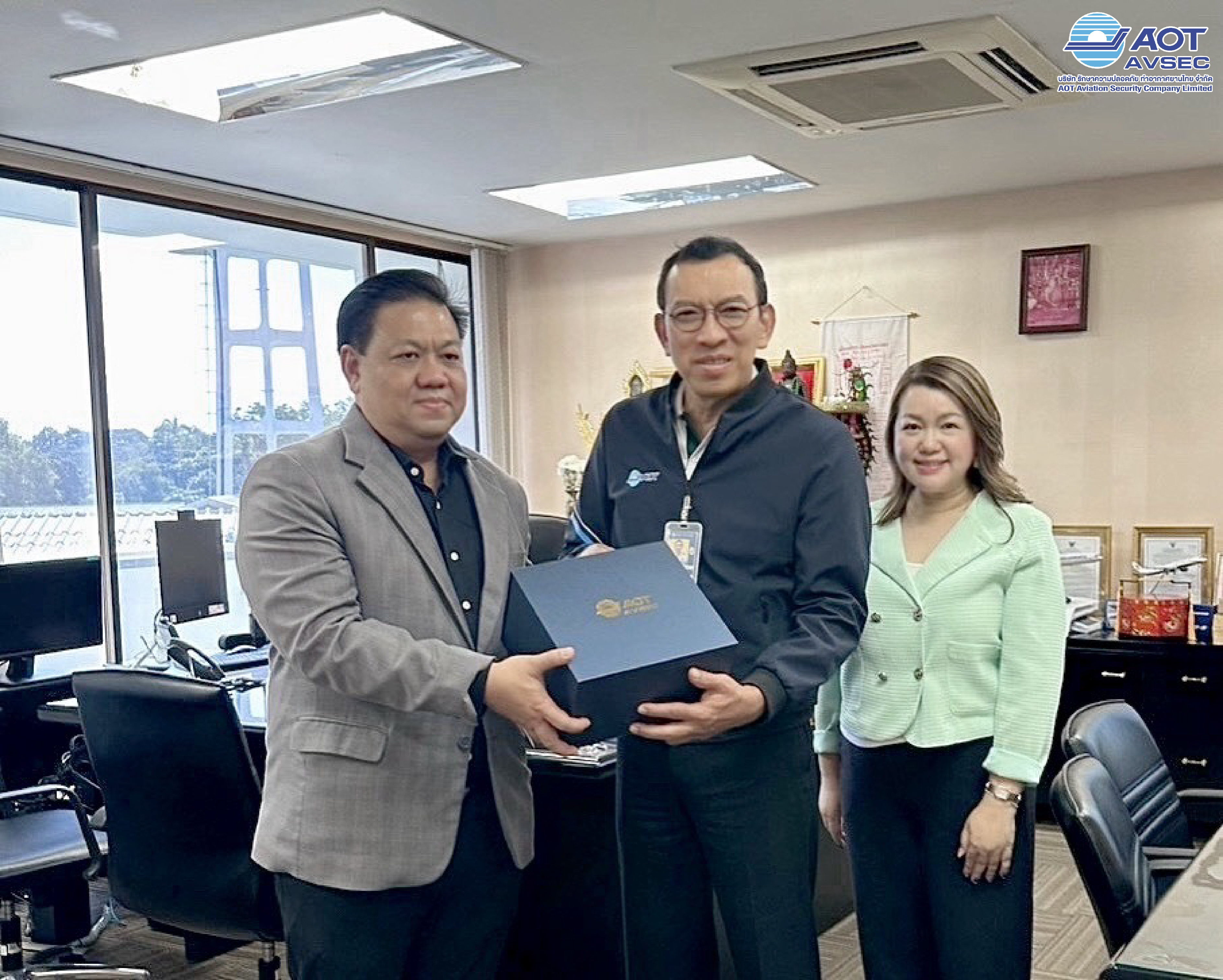 พ.อ.มนต์ธรกิตติ์ รูปขจร รก.กกจ. และ คุณกนกพร สุวีรายุทธ ผู้จัดการฝ่ายสำนักงานกรรมการผู้จัดการ เข้าพบ น.อ.รณกร เฉลิมแสนยากร ผู้อำนวยการท่าอากาศยานเชียงใหม่