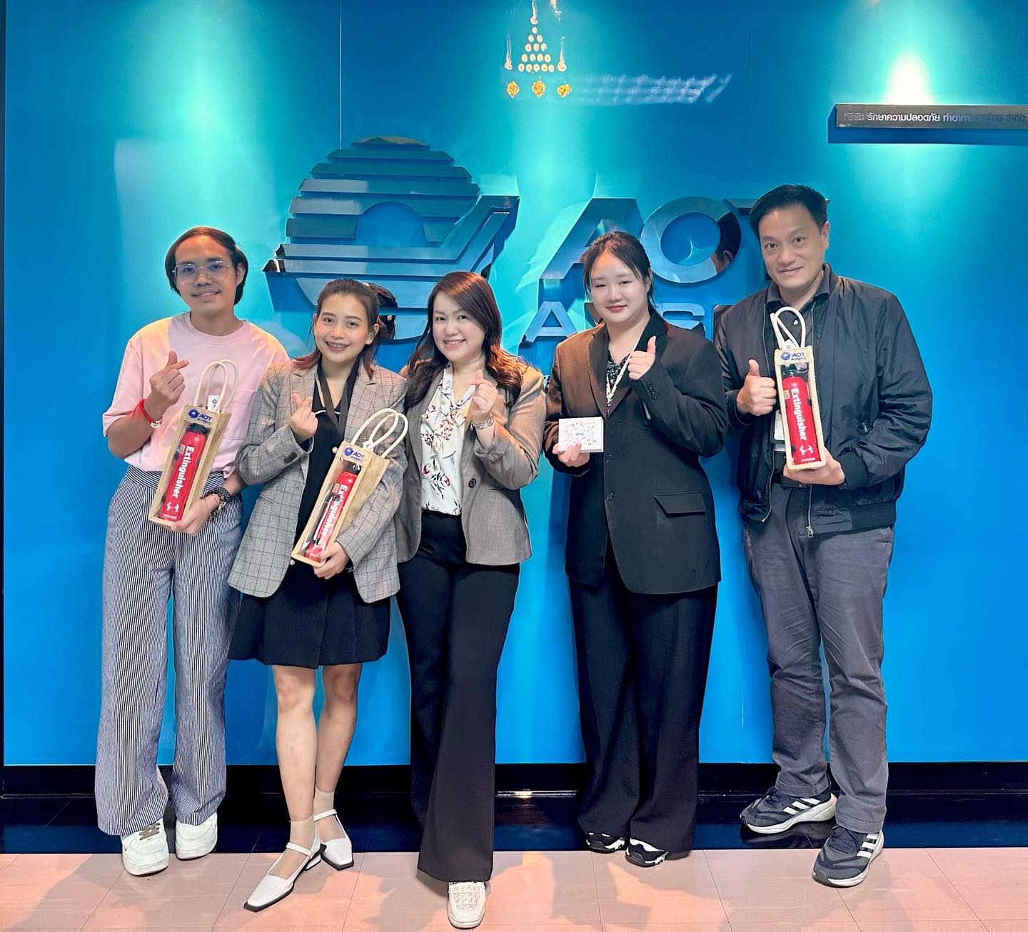 บรท. มอบของรางวัลแก่ผู้โชคดี (บางส่วน) ที่ได้รับรางวัลจากกิจกรรมร่วมสนุกกับ บรท.
