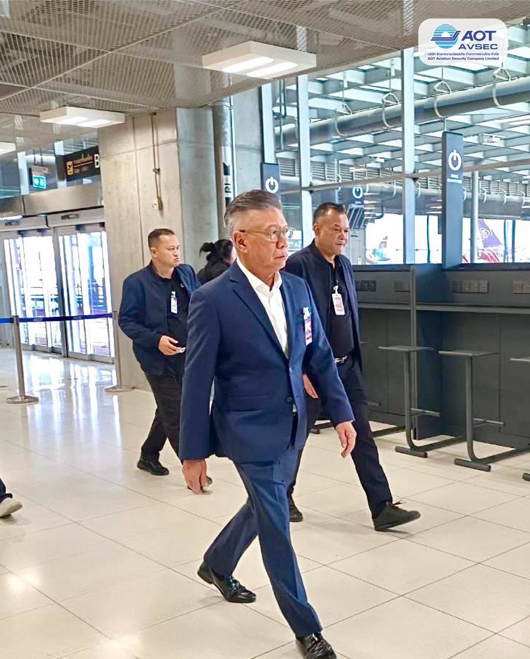 คุณกาญจน์ ทองใหญ่ รักษาการรองกรรมการผู้จัดการสายงานปฏิบัติการ ลงพื้นที่ตรวจเยี่ยมและติดตามการปฏิบัติงานของพนักงาน ณ จุดปฏิบัติงานต่าง ๆ ภายในท่าอากาศยานสุวรรณภูมิ