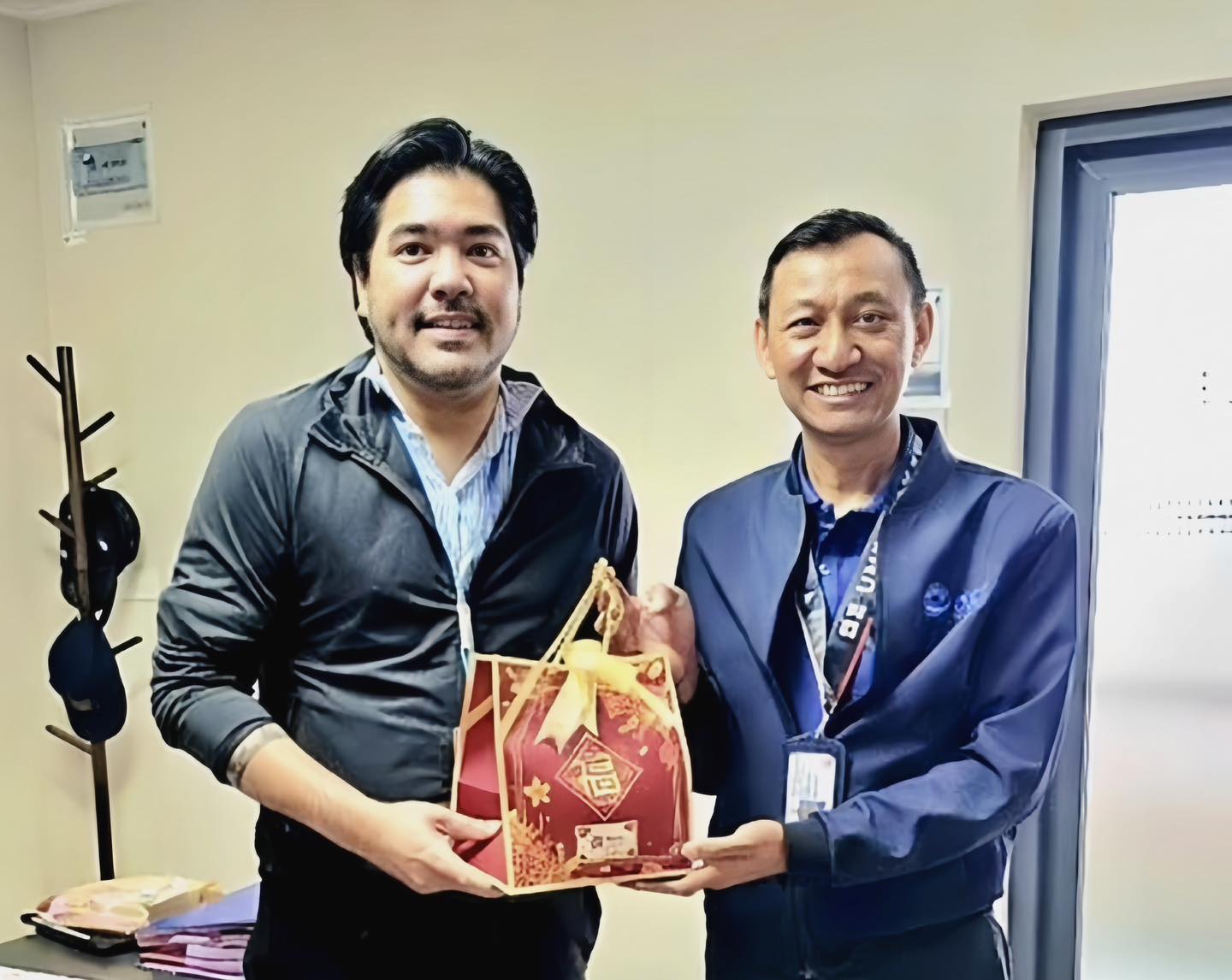 บรท. ฝ่ายปฏิบัติการท่าอากาศยานภูเก็ต มอบส้มให้แก่ลูกค้าสายการบินประจำท่าอากาศยานภูเก็ต เนื่องในเทศกาลตรุษจีนที่ผ่านมา