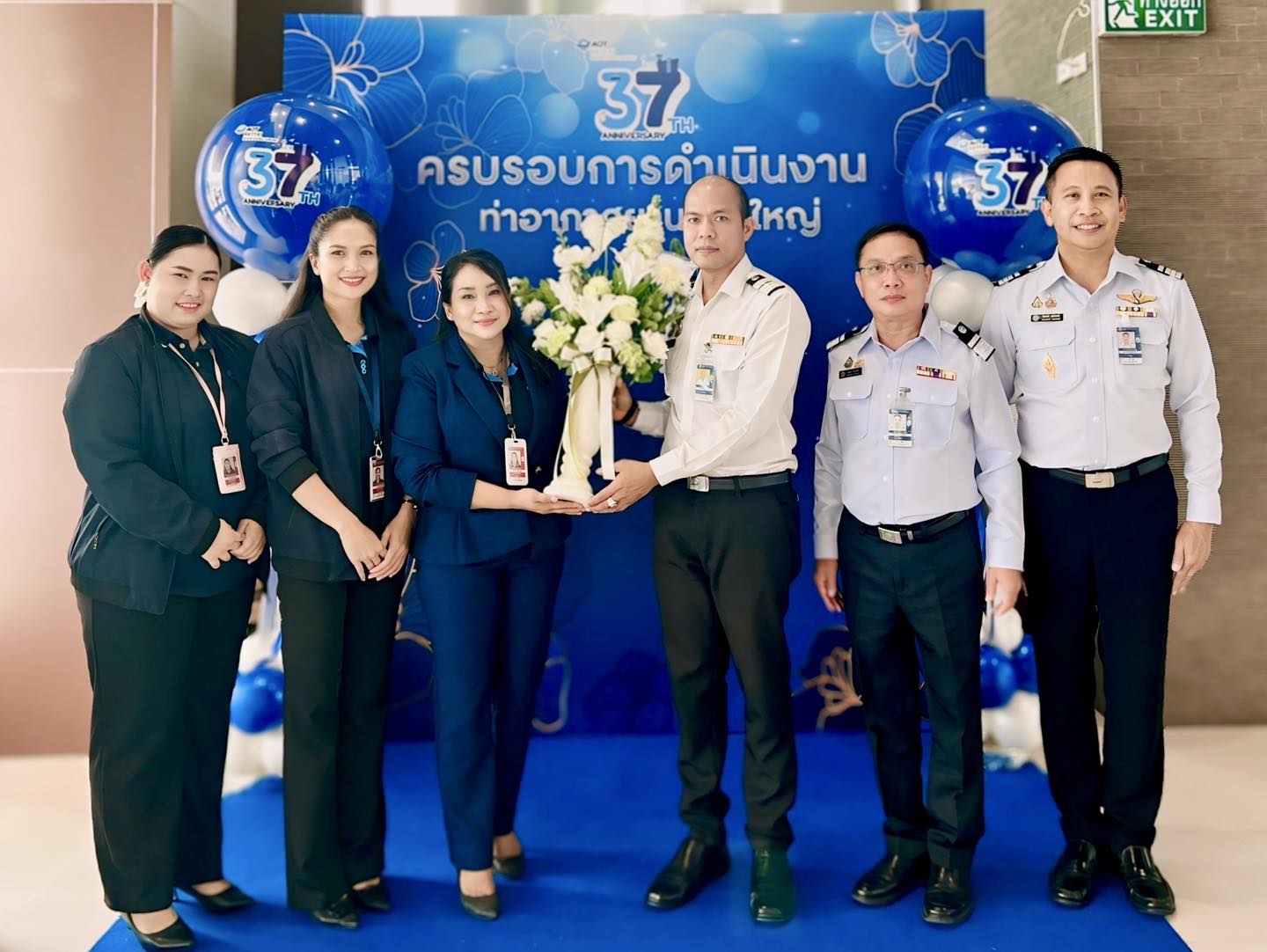 บรท. ฝ่ายปฏิบัติการท่าอากาศยานหาดใหญ่ เข้าแสดงความยินดีกับคุณกฤษฎา พุกะทรัพย์ ผู้อำนวยการท่าอากาศยานหาดใหญ่ เนื่องในโอกาสวันครบรอบการดำเนินงาน 37 ปี ท่าอากาศยานหาดใหญ่