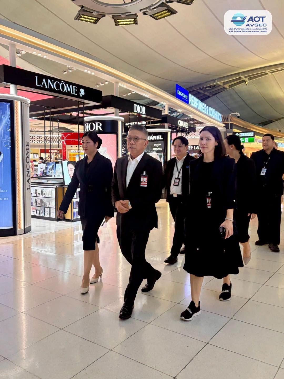 คุณกาญจน์ ทองใหญ่ รักษาการรองกรรมการผู้จัดการสายงานปฏิบัติการ (รก.รปก.) พร้อมด้วย จกก. และ นพธ. ร่วมลงพื้นที่ตรวจเยี่ยมการปฏิบัติงานของพนักงาน ณ จุดปฏิบัติงานต่าง ๆ ภายในท่าอากาศยานสุวรรณภูมิ