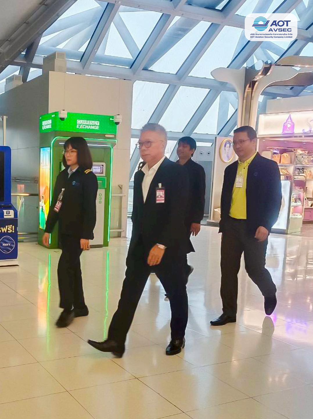 คุณกาญจน์ ทองใหญ่ รักษาการรองกรรมการผู้จัดการสายงานปฏิบัติการ (รก.รปก.) ลงพื้นที่เข้าพบพนักงาน ณ จุดปฏิบัติงานต่างๆ ภายในท่าอากาศยานสุวรรณภูมิ
