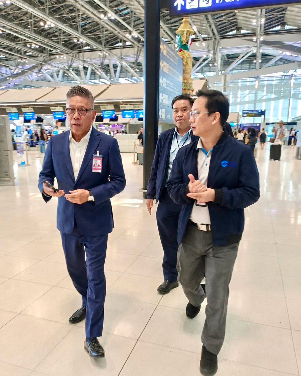คุณกาญจน์ ทองใหญ่ รักษาการรองกรรมการผู้จัดการสายงานปฏิบัติการ (รก.รปก.) ลงพื้นที่ติดตามการปฏิบัติงานของพนักงาน ณ จุดปฏิบัติงานต่าง ๆ ภายในท่าอากาศยานสุวรรณภูมิ