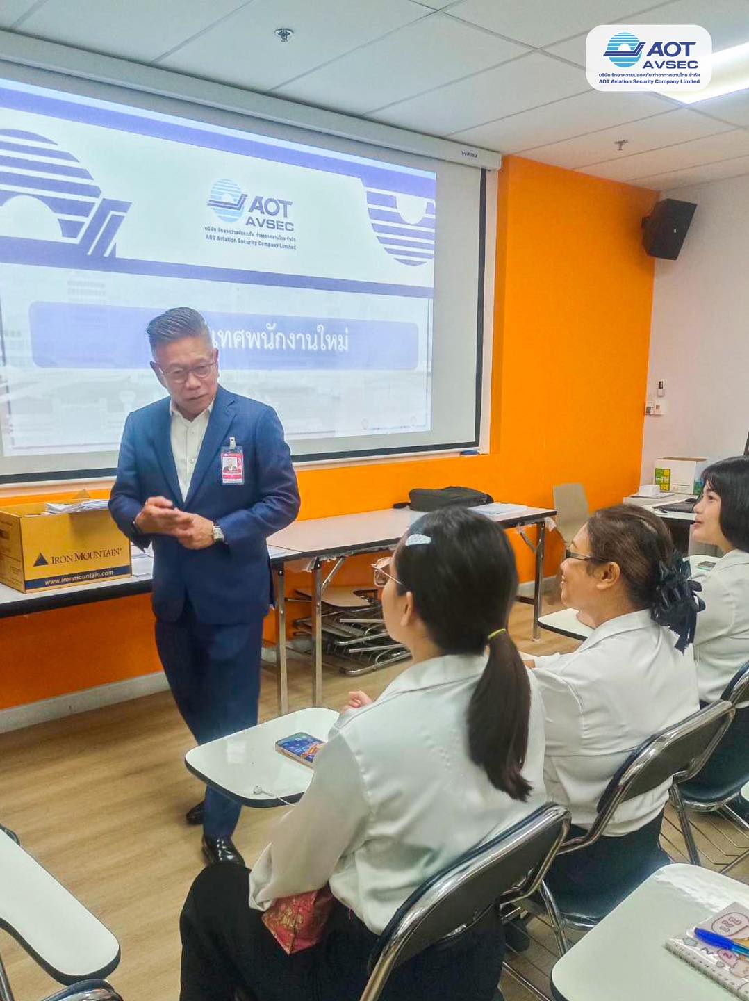 คุณกาญจน์ ทองใหญ่ รักษาการรองกรรมการผู้จัดการสายงานปฏิบัติการ (รก.รปก.) เข้าตรวจเยี่ยมพนักงานระหว่างการฝึกอบรมและพร้อมพบปะผู้สมัครที่รอสัมภาษณ์