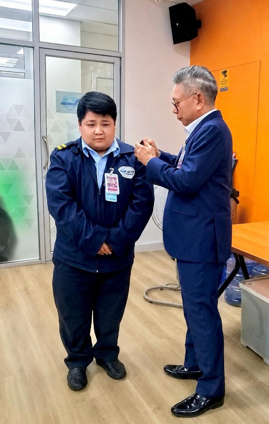 บรท. ฝ่ายปฏิบัติการท่าอากาศยานสุวรรณภูมิ (ฝสภ.) ได้จัดพิธีประดับเครื่องหมายพนักงานตรวจค้นที่ได้รับการปรับเลื่อนตำแหน่ง ต่อเนื่องเป็นวันที่ 3